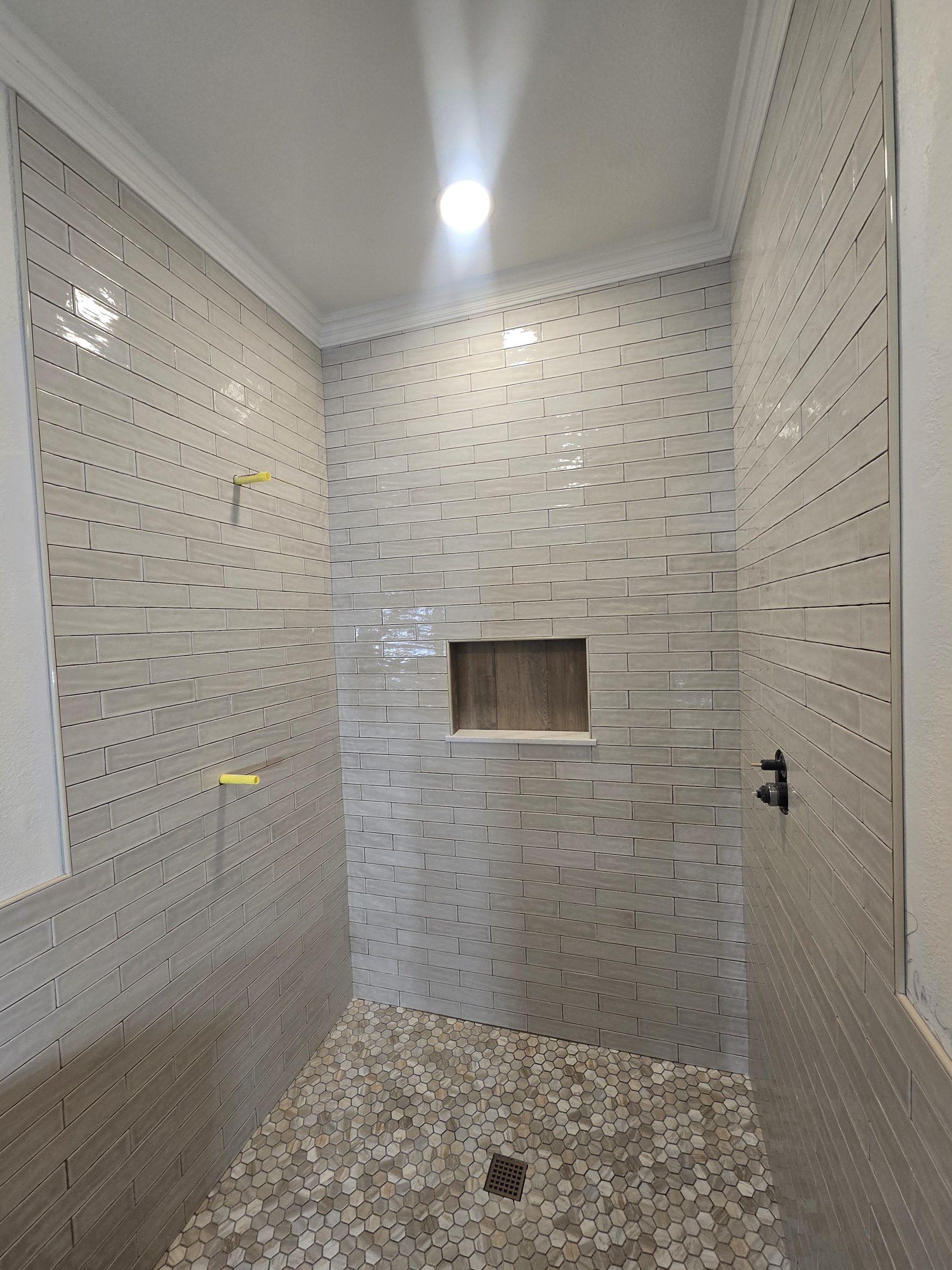 Tiled shower with built-in niche