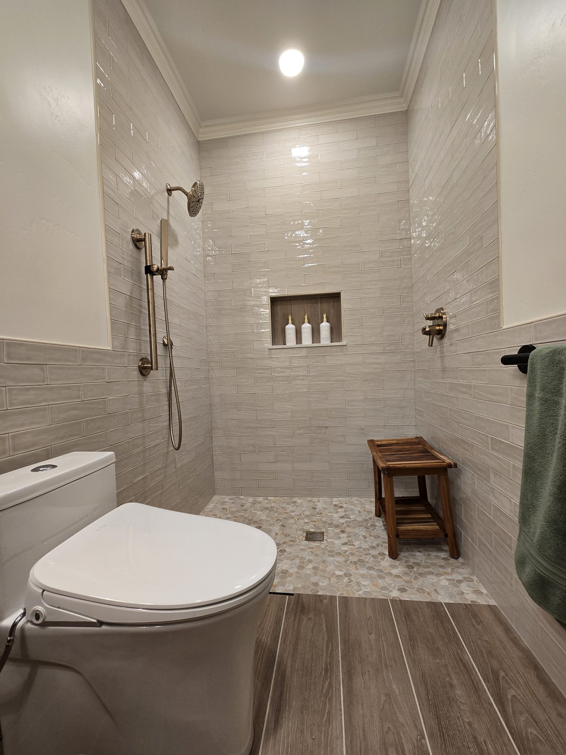 Tiled shower and bench seat