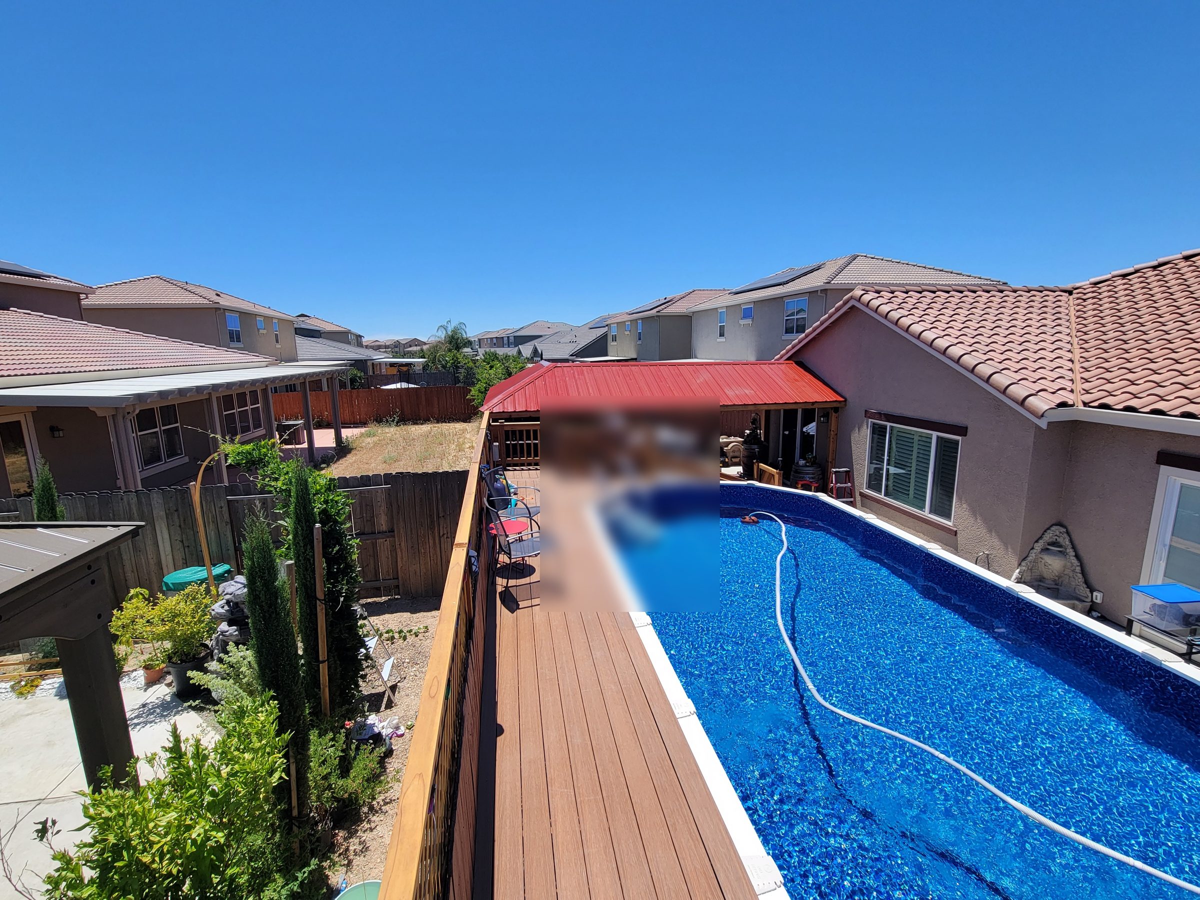 Metal roof entertainment structure